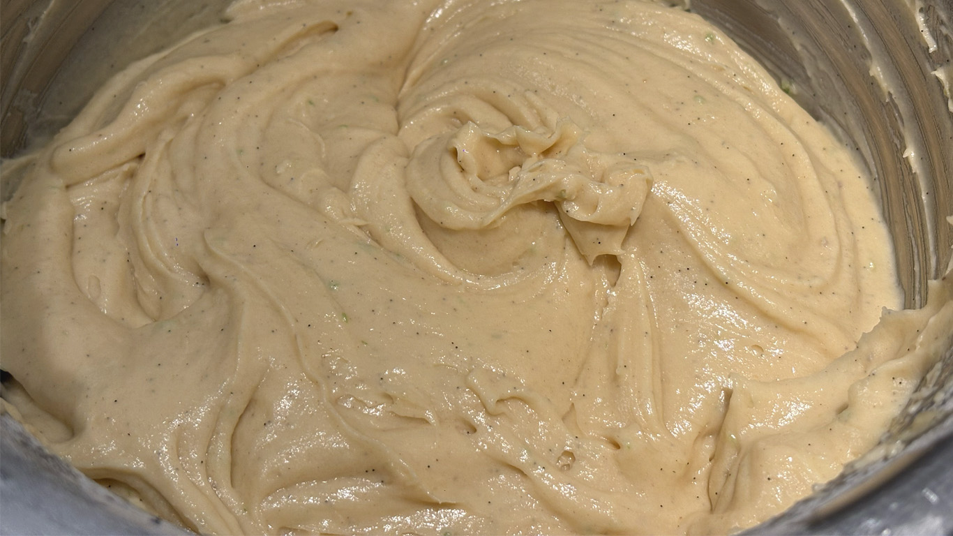 pâte crue du gâteau à l'ananas avec points noirs de vanille et zestes de citron vert apparent